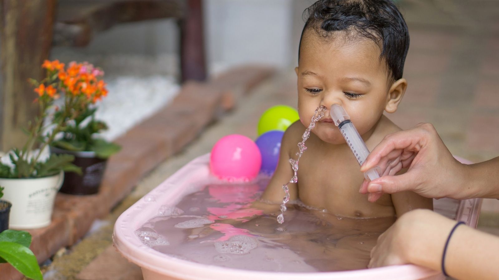 Cómo hacer el lavado nasal a un bebé para que respire mejor