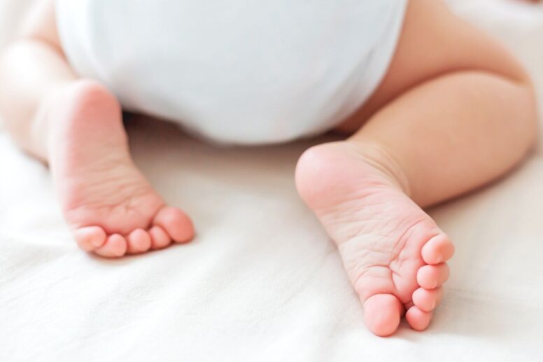 los pies del bebé
