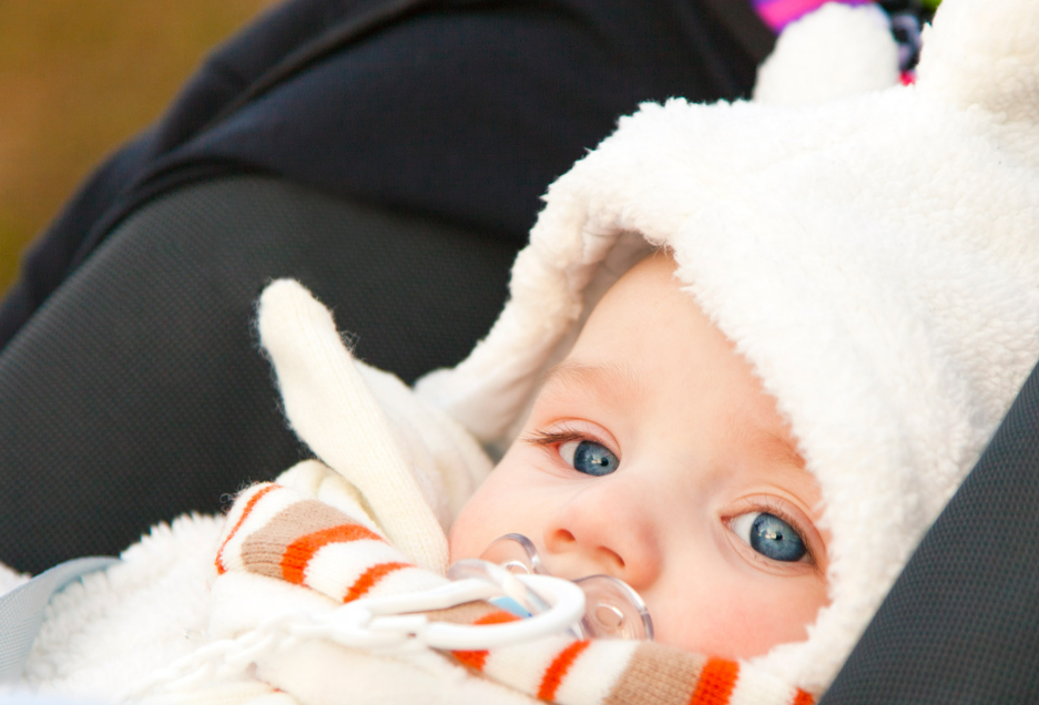 Cómo estimular el desarrollo del bebé en invierno: no tapes en exceso a tu bebé