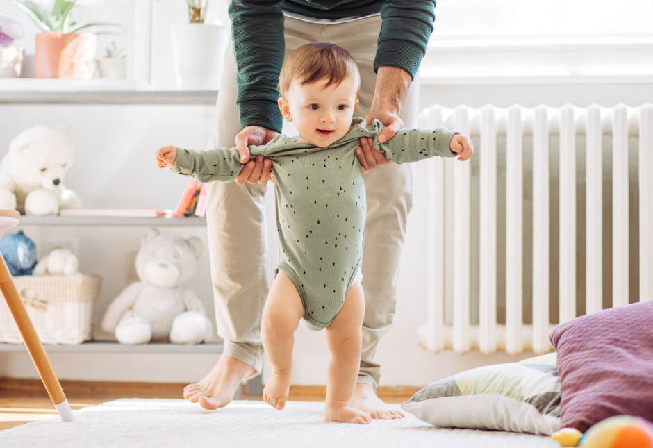 Cómo estimular el desarrollo del bebé en invierno: no pongas zapatos en casa a tu bebé