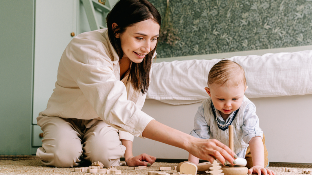 Madre e hijo jugar en el suelo.