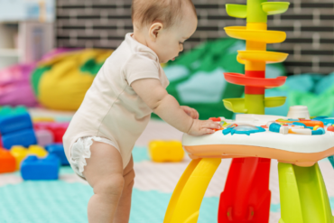 Jugar en el suelo: ¿favorece el desarrollo del bebé?