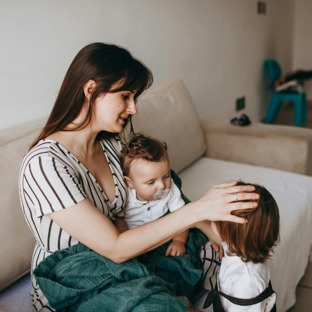 Bimadre con dos niños pequeños
